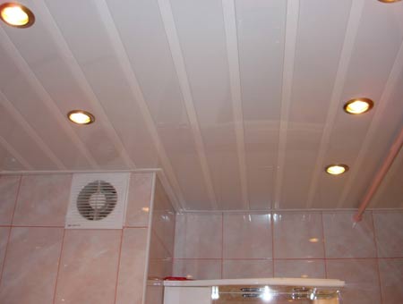 Також підвісні стелі здатні приховати від очей комунікації, будь то вентиляція або електропроводка ванній