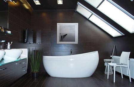 В оформленні ванна в приватному будові з вікном, передбачає деякі елементи декору, такі як штори, фіранки або віконниці, за допомогою яких можна регулювати природне освітлення, а також сховатися від цікавих очей